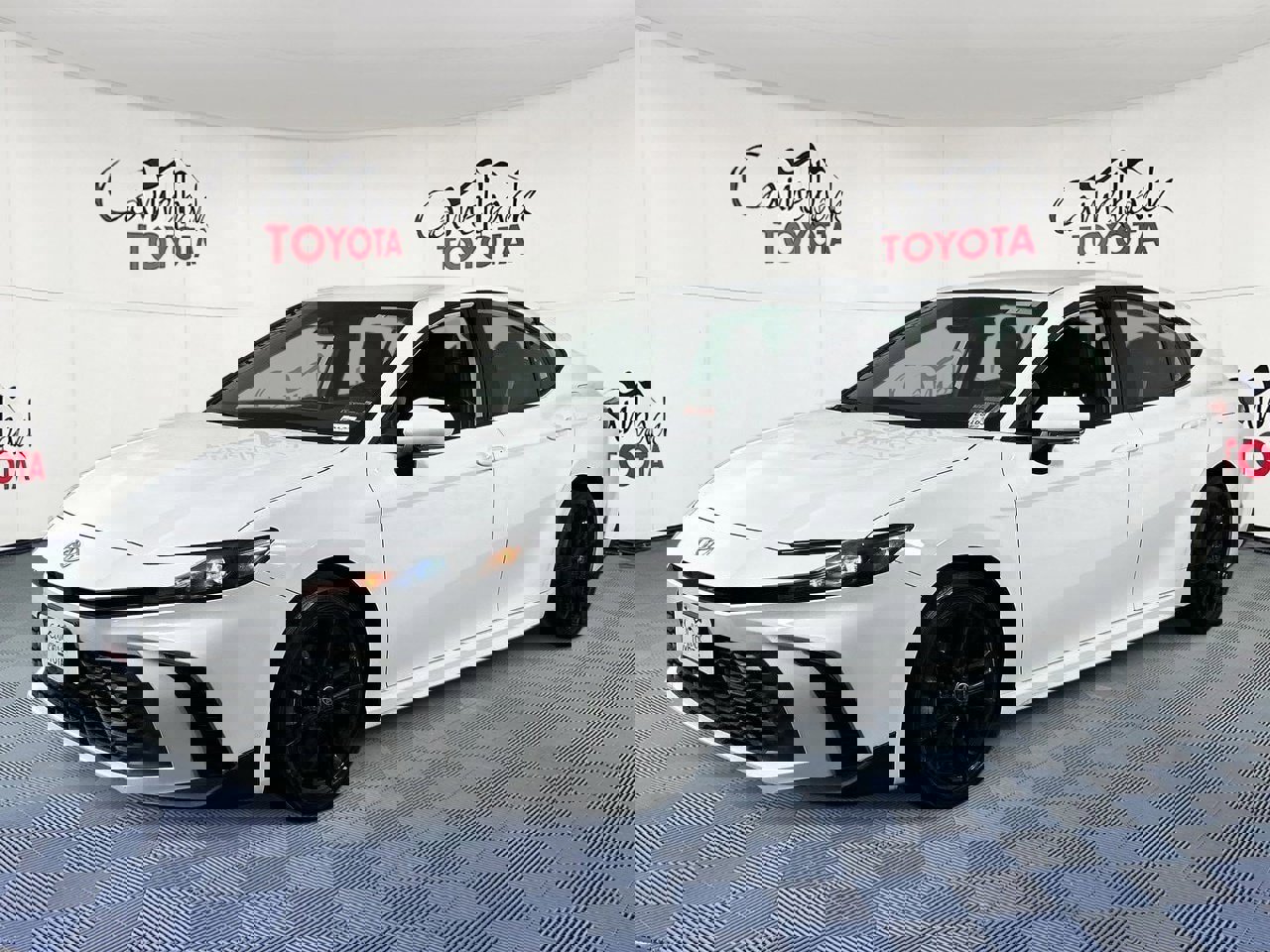 Used 2025 Toyota Camry SE image 2