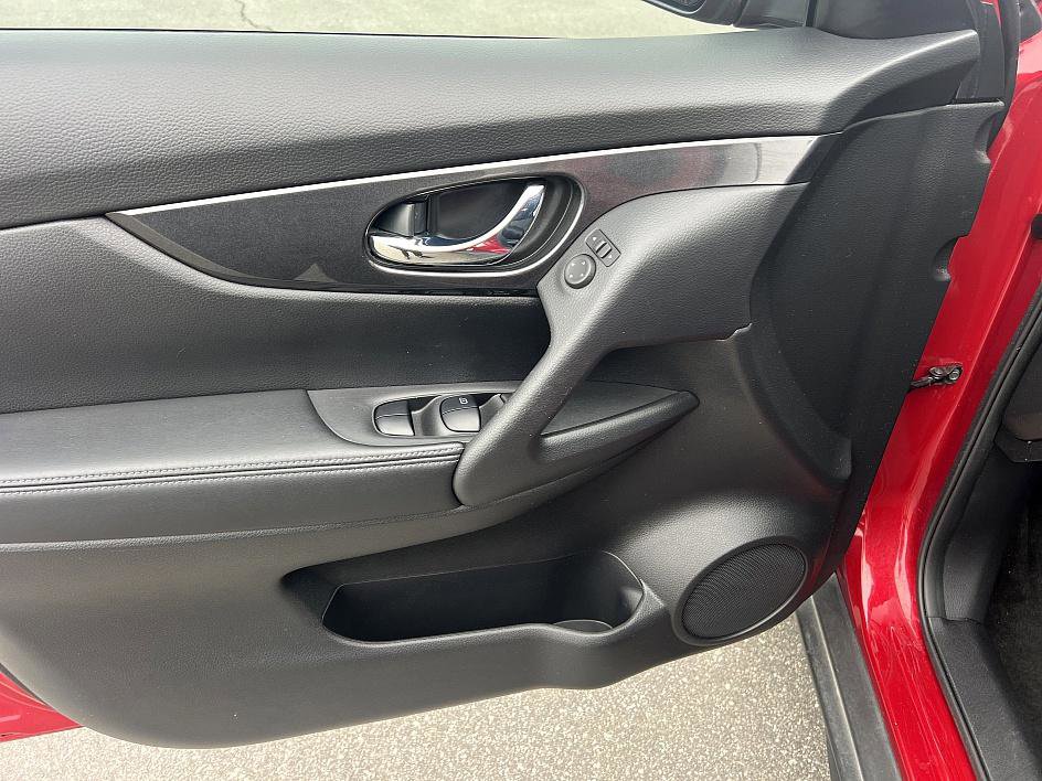 Used 2017 Nissan Rogue S image 19