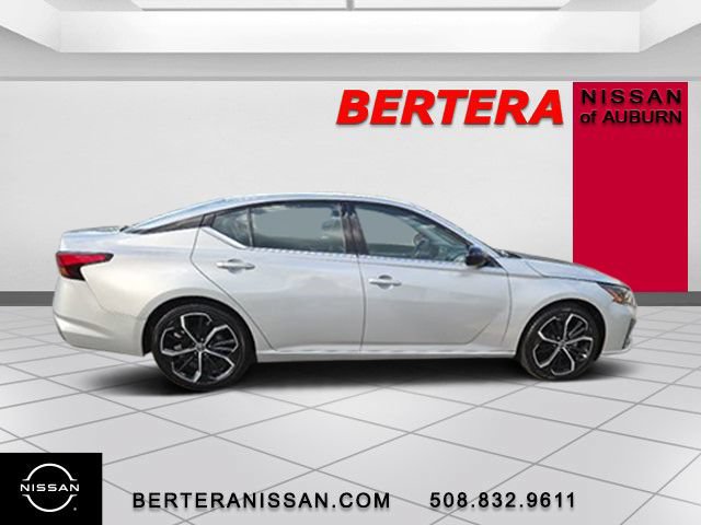 Used 2024 Nissan Altima 2.5 SR FWD image 2