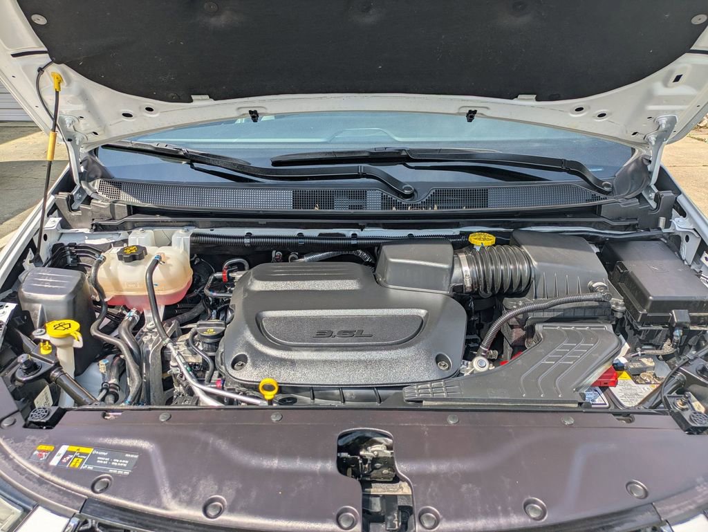 Used 2025 Chrysler Pacifica Select image 32