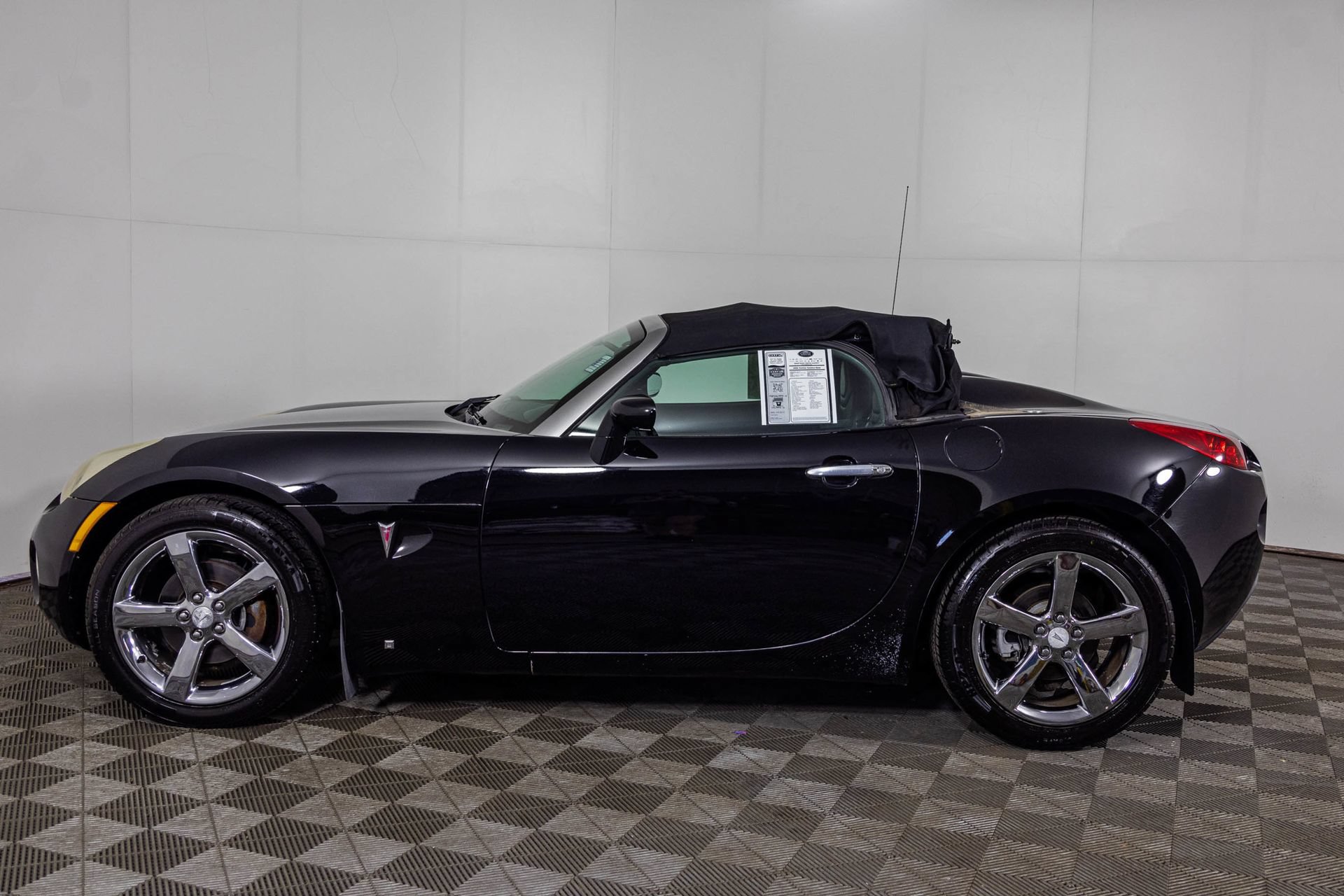 Used 2006 Pontiac Solstice Convertible w/ Premium Package RWD image 17