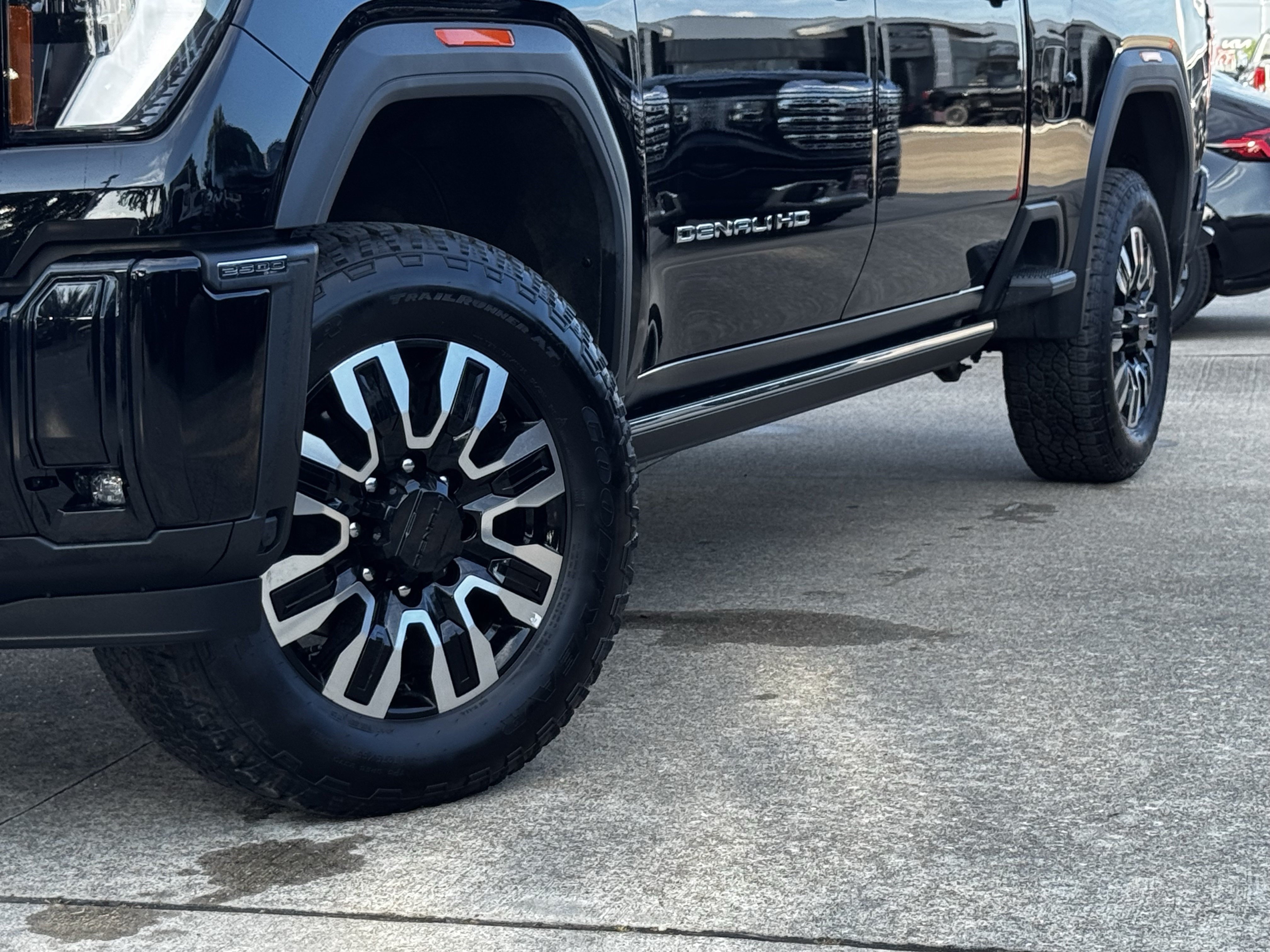 Used 2025 GMC Sierra 2500 Denali Ultimate AWD/4WD image 3