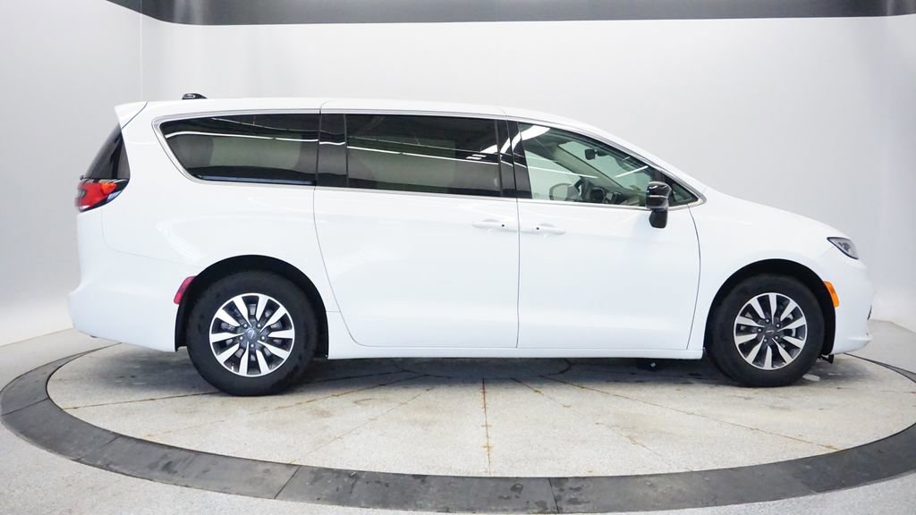 Used 2024 Chrysler Pacifica Limited FWD image 8