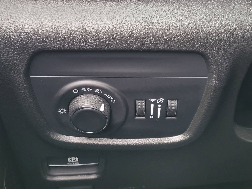 Used 2024 Jeep Grand Cherokee L Altitude RWD image 12