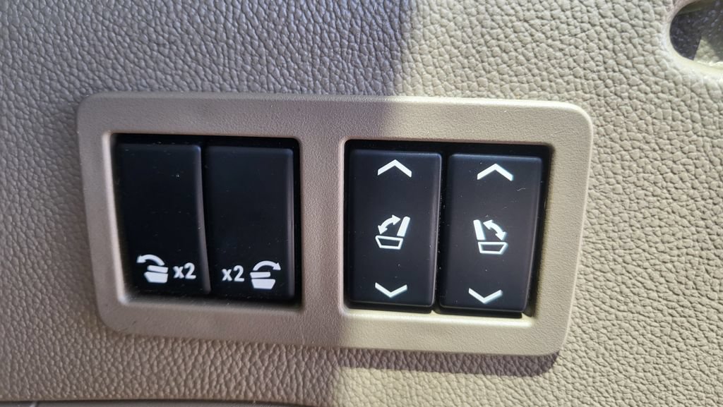 Used 2017 Chevrolet Suburban LT RWD image 17