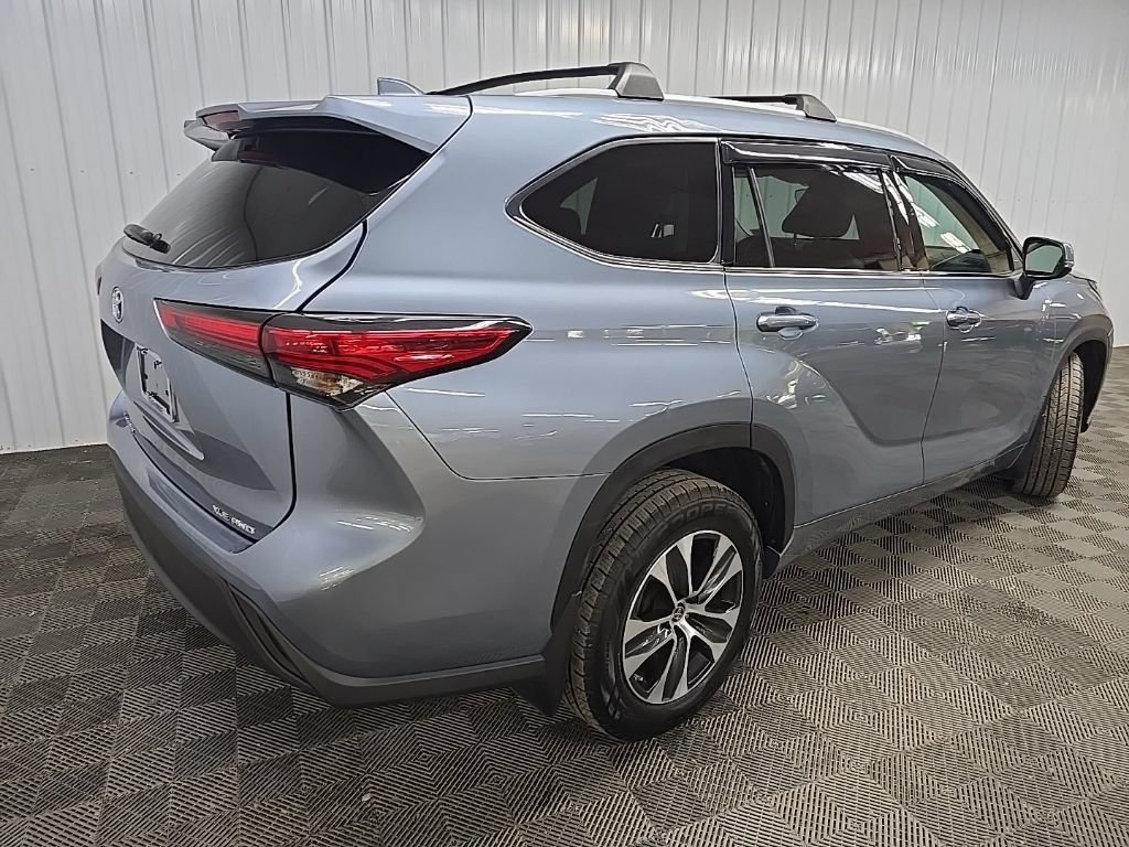 Used 2022 Toyota Highlander XLE AWD/4WD image 10