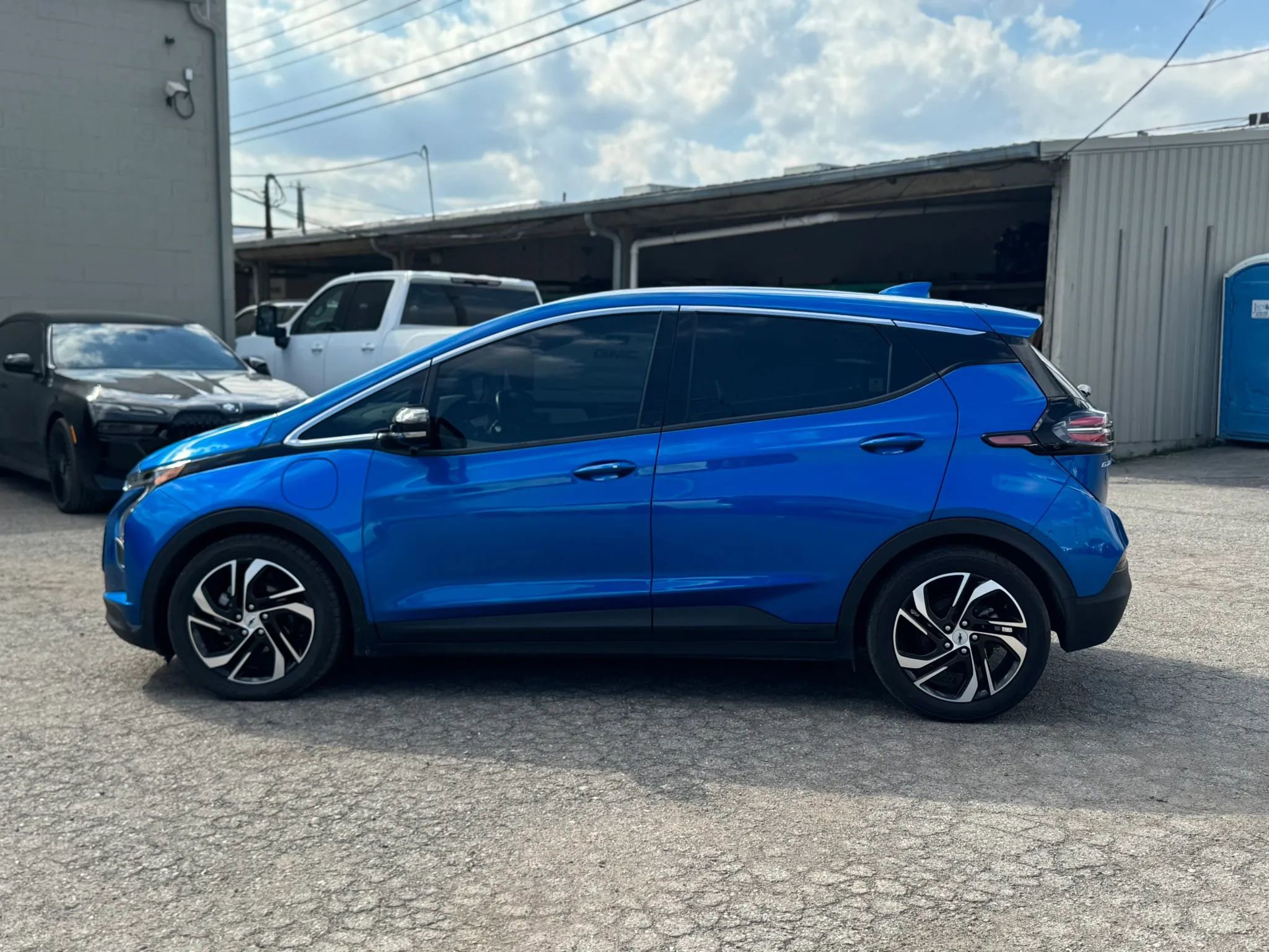Used 2023 Chevrolet Bolt LT w/ Infotainment Package FWD image 8