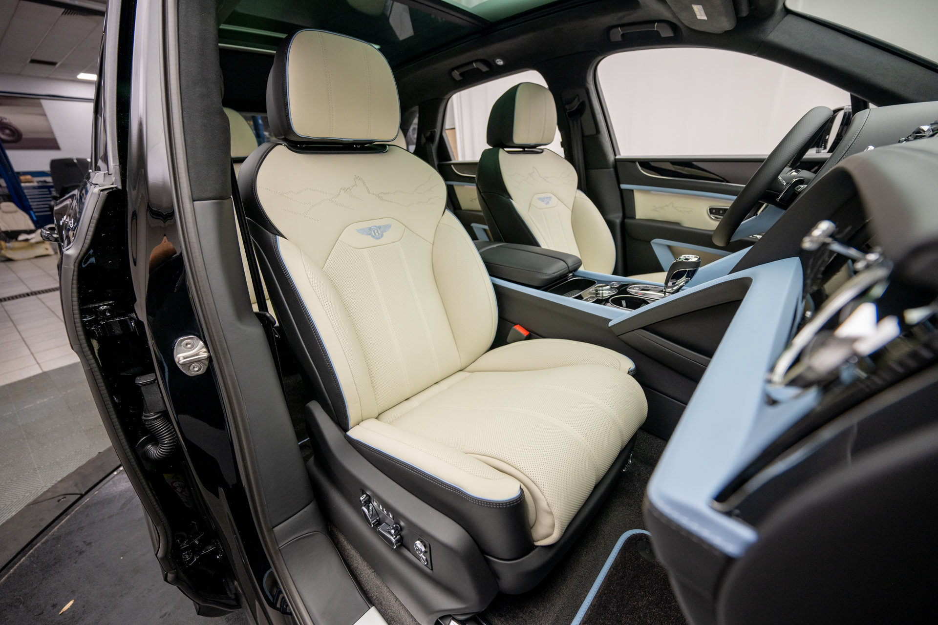 New 2027 Bentley Bentayga AWD/4WD image 14