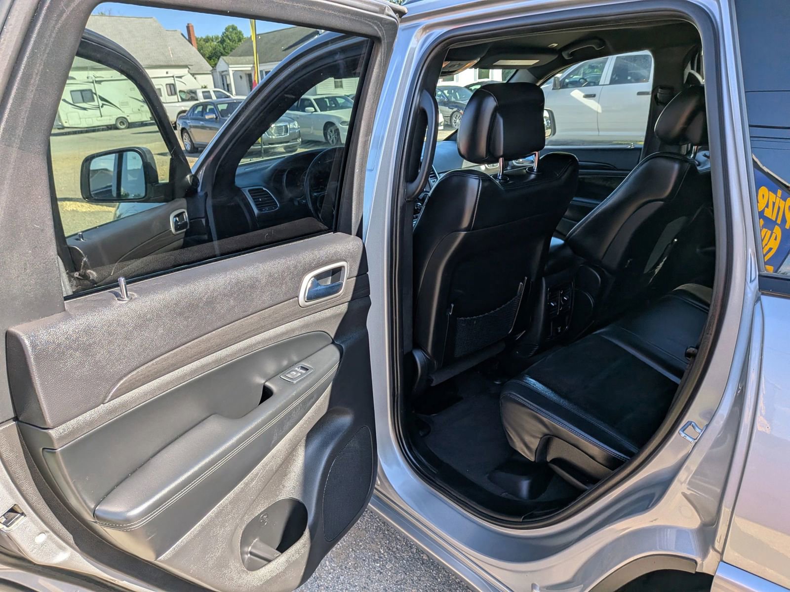 Used 2018 Jeep Grand Cherokee Altitude AWD/4WD image 23
