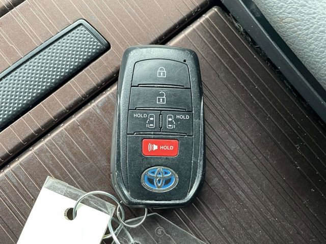Used 2022 Toyota Sienna LE image 32