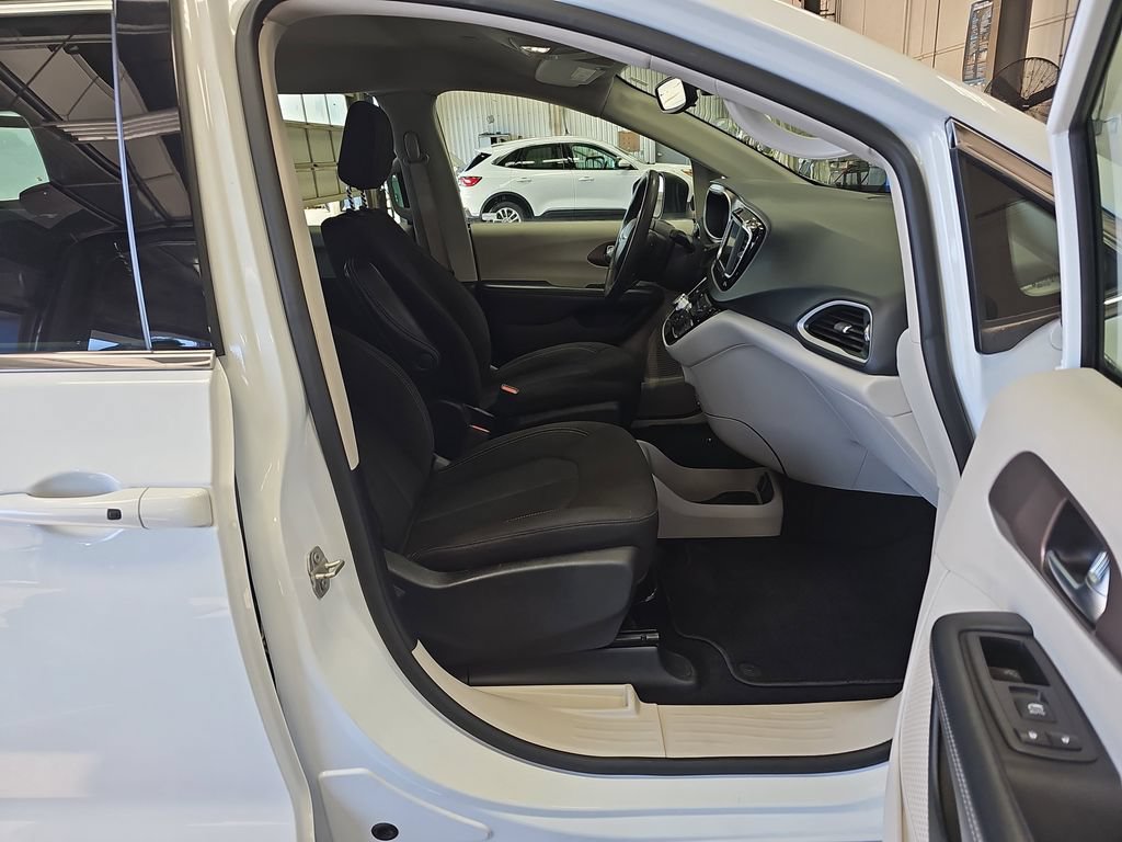 Used 2023 Chrysler Voyager LX FWD image 7