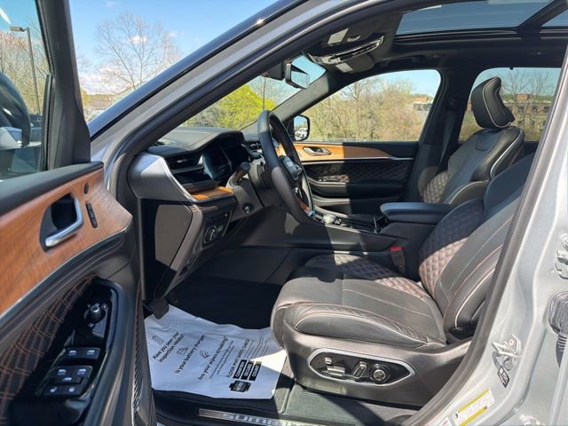 Used 2023 Jeep Grand Cherokee Summit AWD/4WD image 13