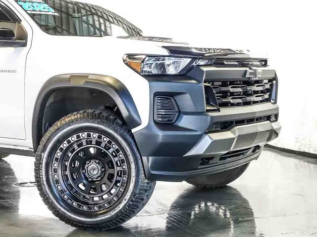 Used 2025 Chevrolet Colorado Trail Boss w/ Midnight Edition AWD/4WD image 3