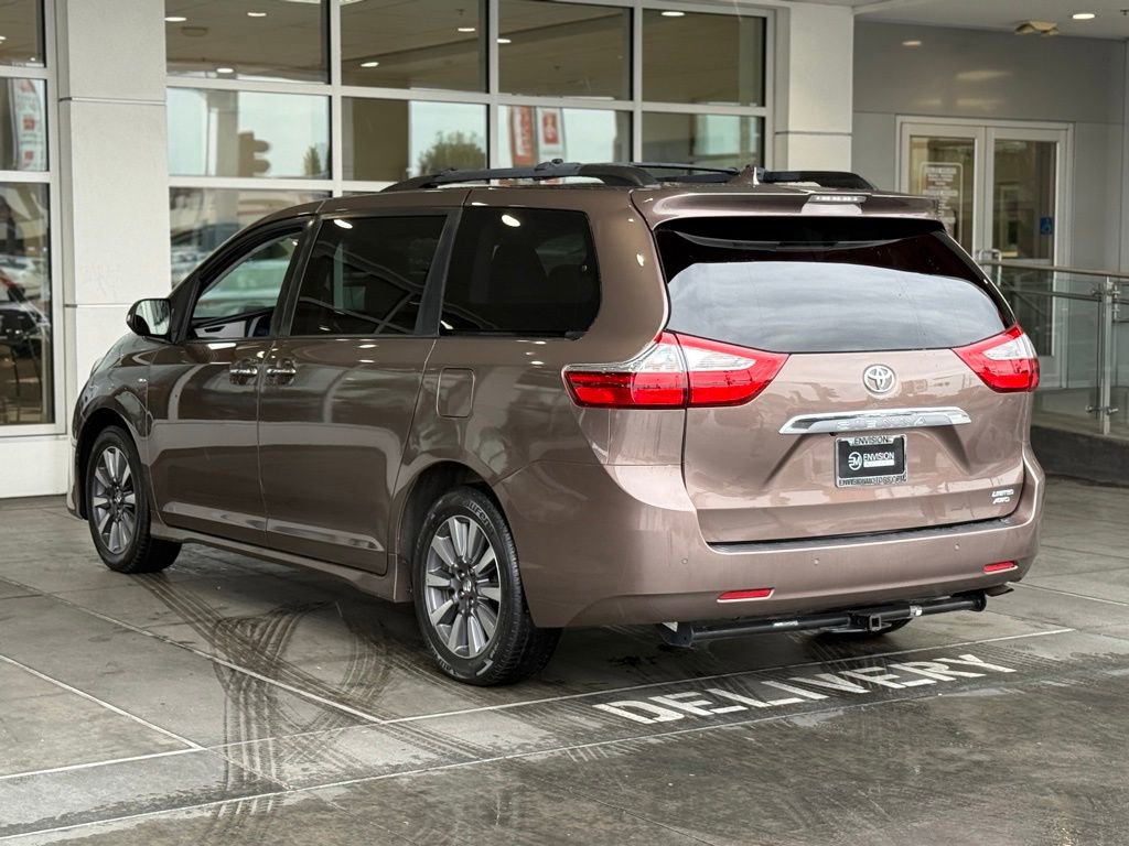 Used 2018 Toyota Sienna Limited Premium w/ Carpet Mat Package image 9
