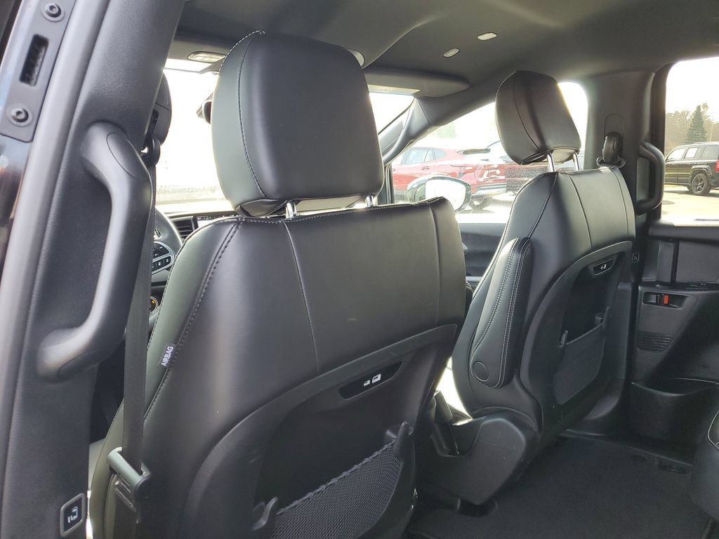 Used 2025 Chrysler Pacifica Select FWD image 30