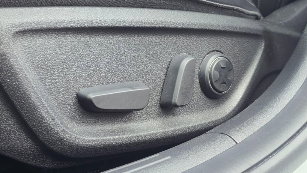 Used 2025 Genesis G70 2.5T image 24