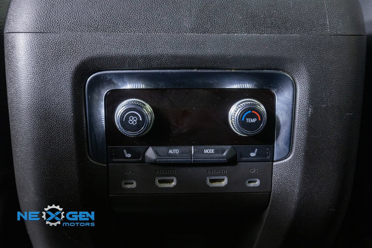 Used 2023 GMC Yukon Denali w/ Advanced Technology Package AWD/4WD image 30
