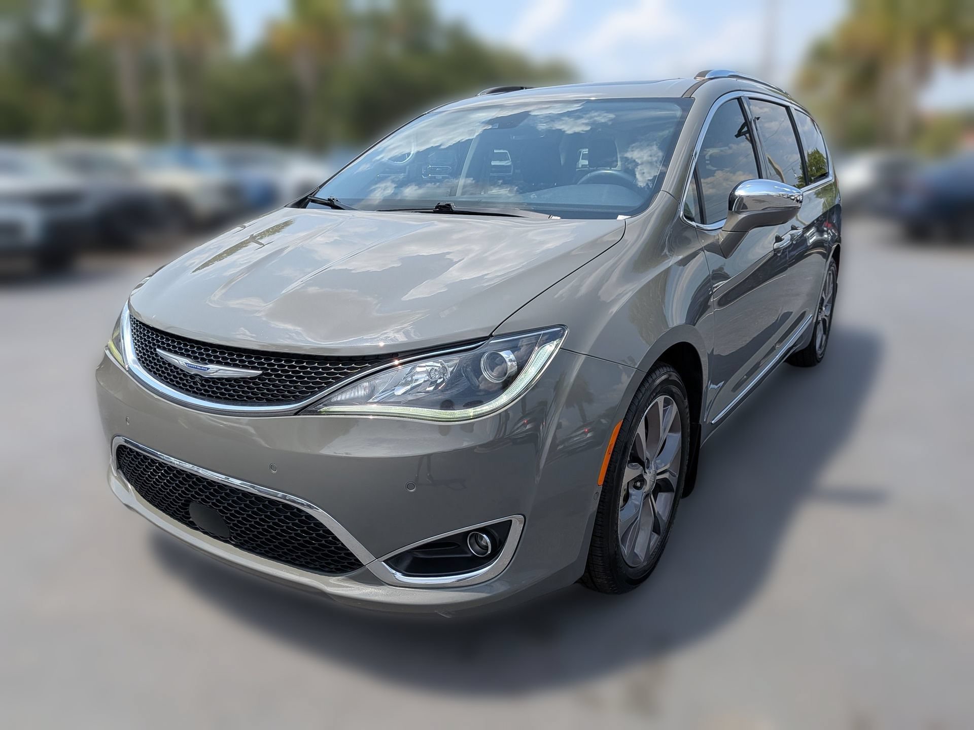 Used 2020 Chrysler Pacifica Limited w/ Tire & Wheel Group FWD image 9