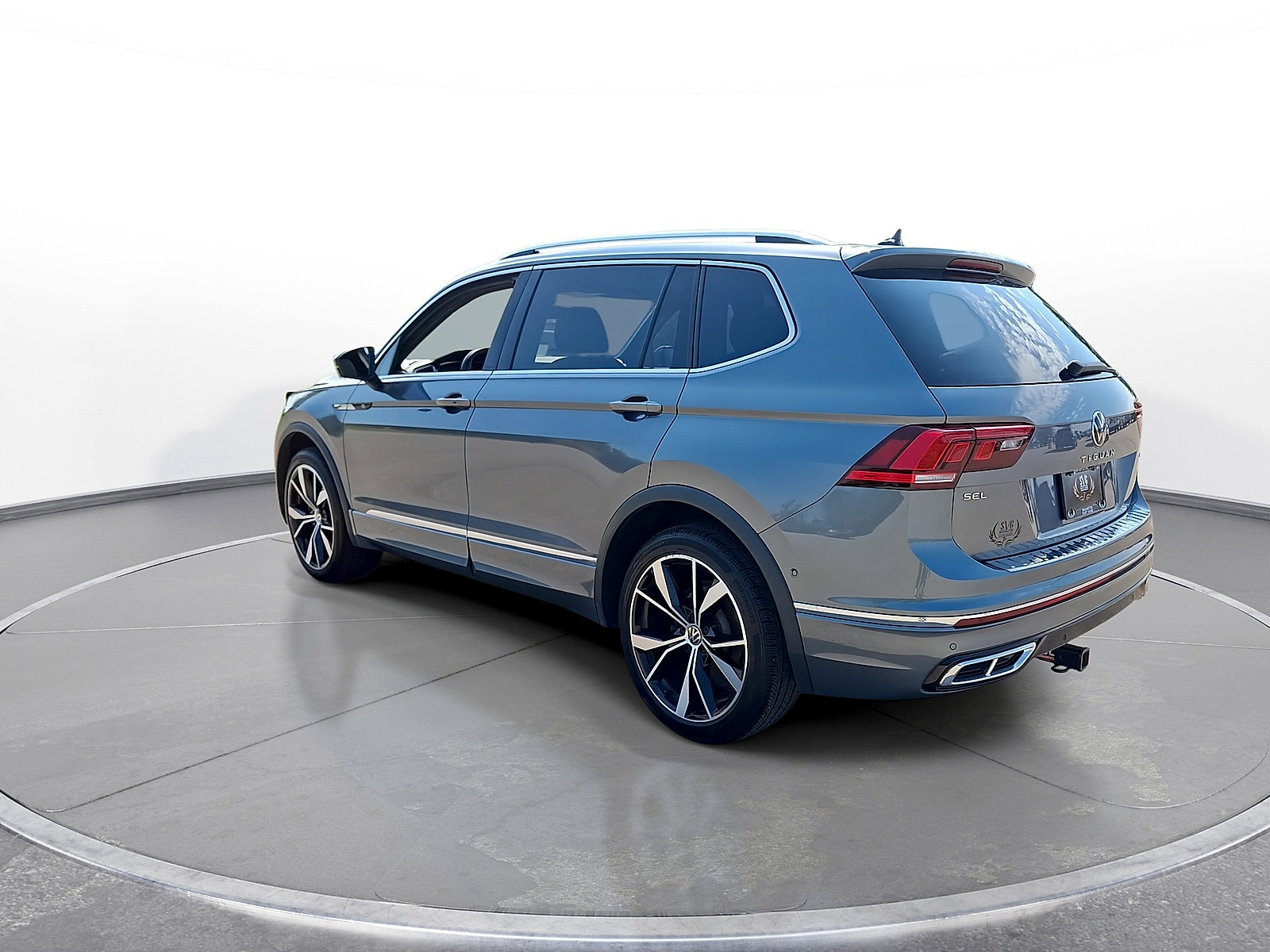 Used 2022 Volkswagen Tiguan SEL R-Line AWD/4WD image 6