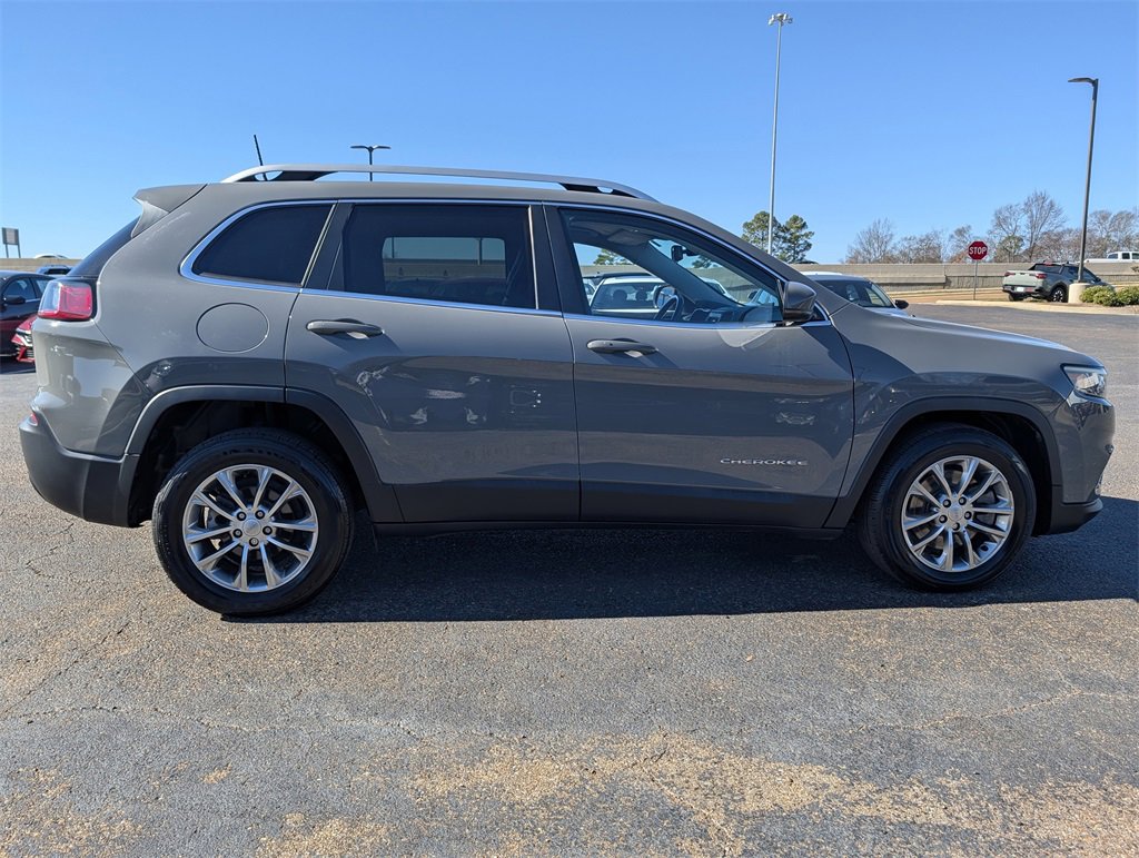 Used 2021 Jeep Cherokee Latitude Plus image 3
