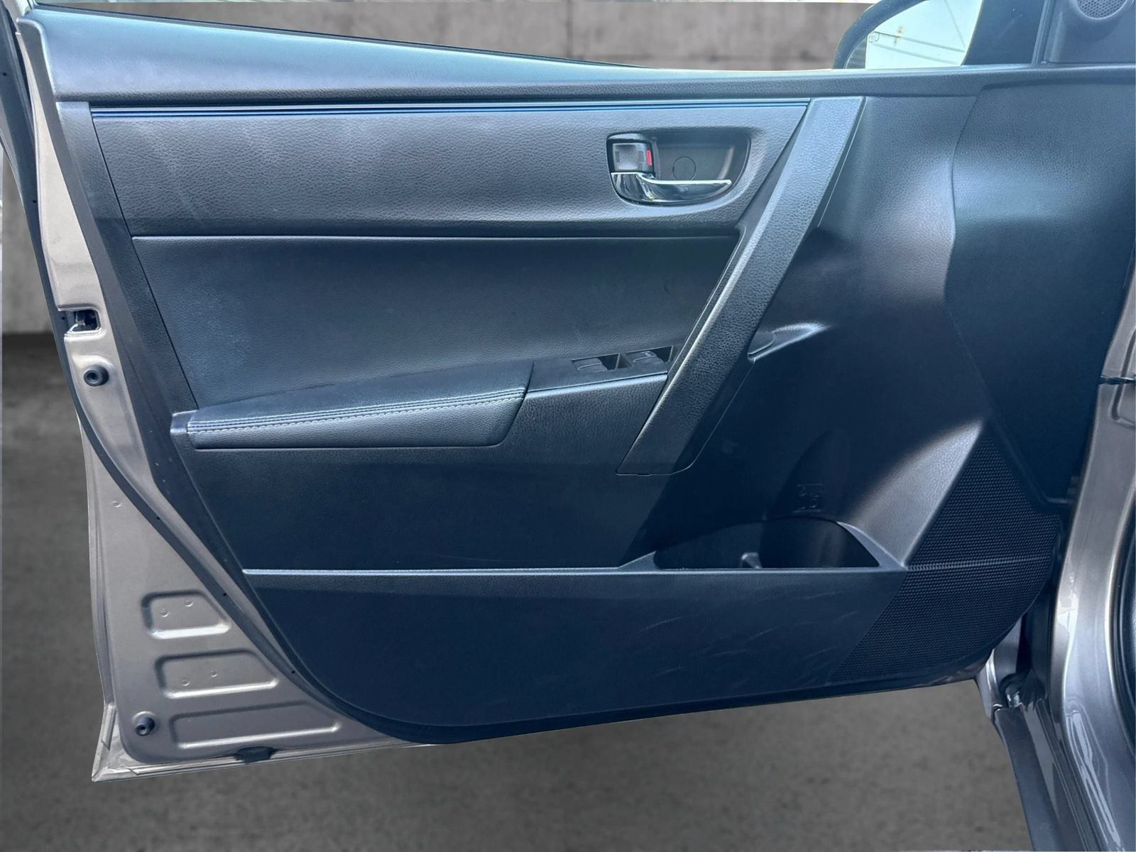 Used 2017 Toyota Corolla SE w/ SE Premium Package FWD image 20