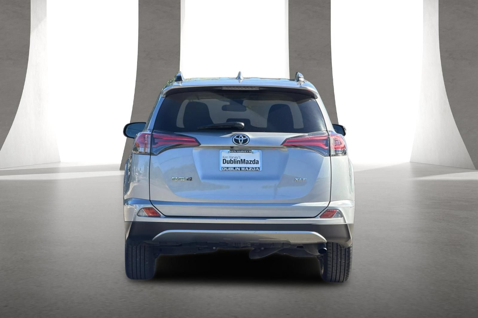 Used 2018 Toyota RAV4 XLE FWD image 5