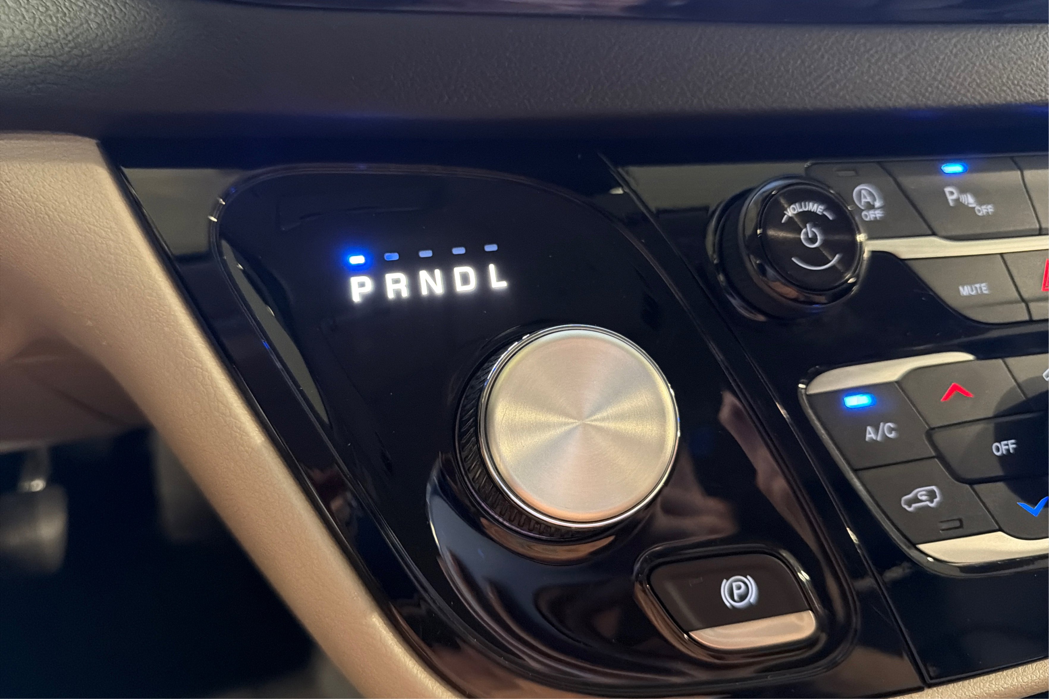 Used 2024 Chrysler Pacifica Touring-L FWD image 34