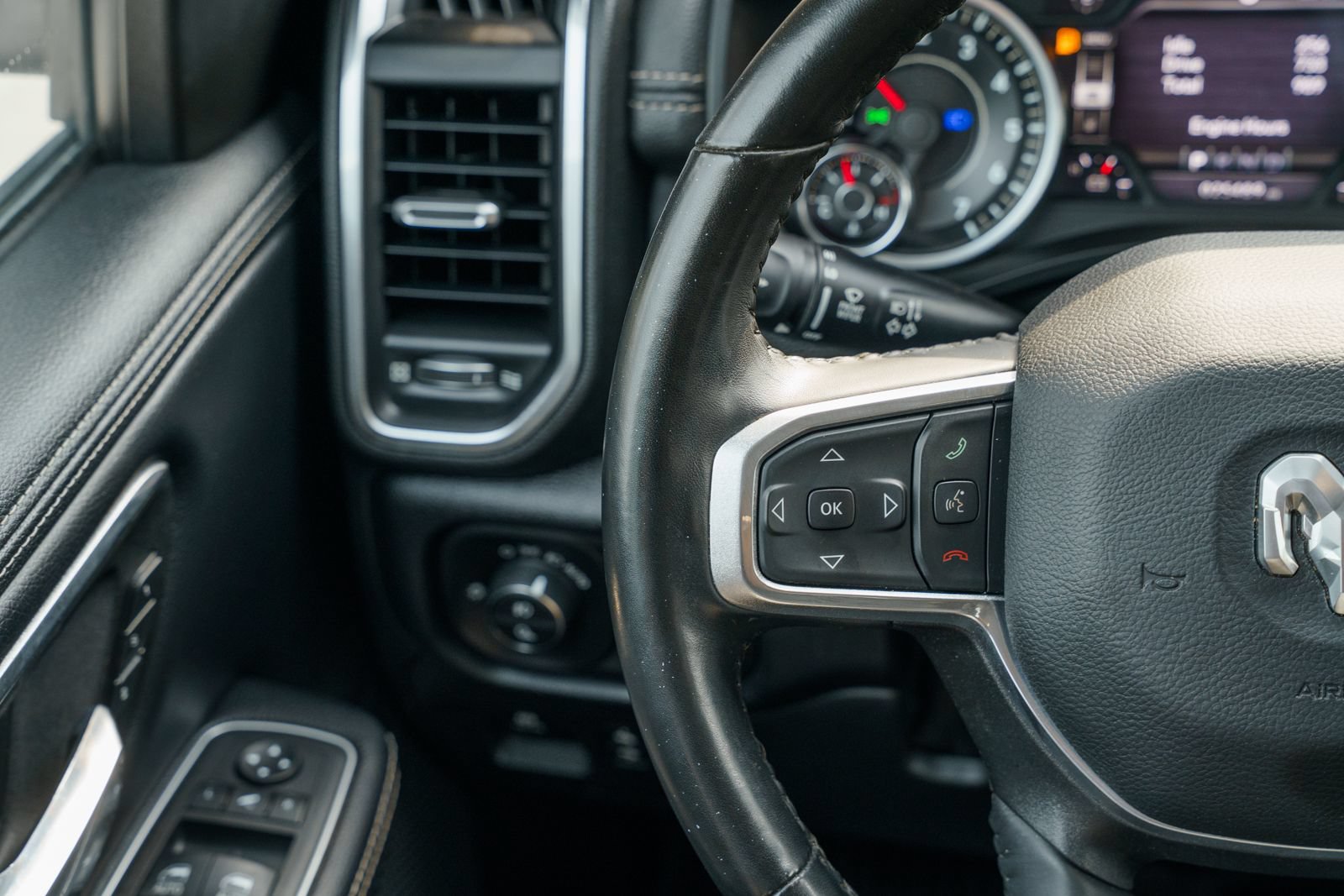 Used 2022 RAM 1500 Laramie AWD/4WD image 32