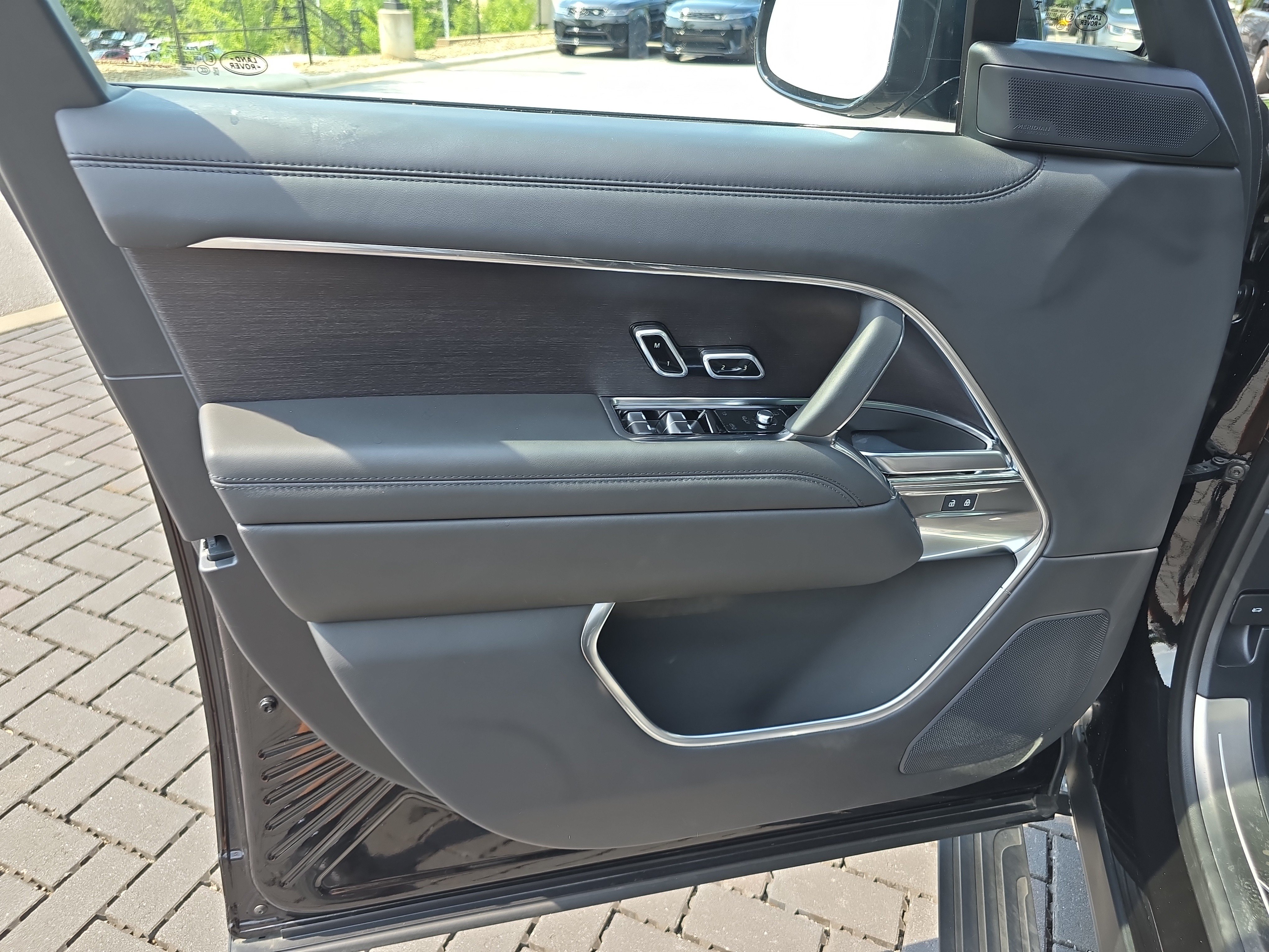 Certified 2025 Land Rover Range Rover SE AWD/4WD image 18