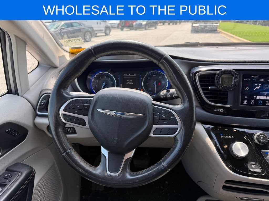 Used 2020 Chrysler Pacifica Touring-L FWD image 11