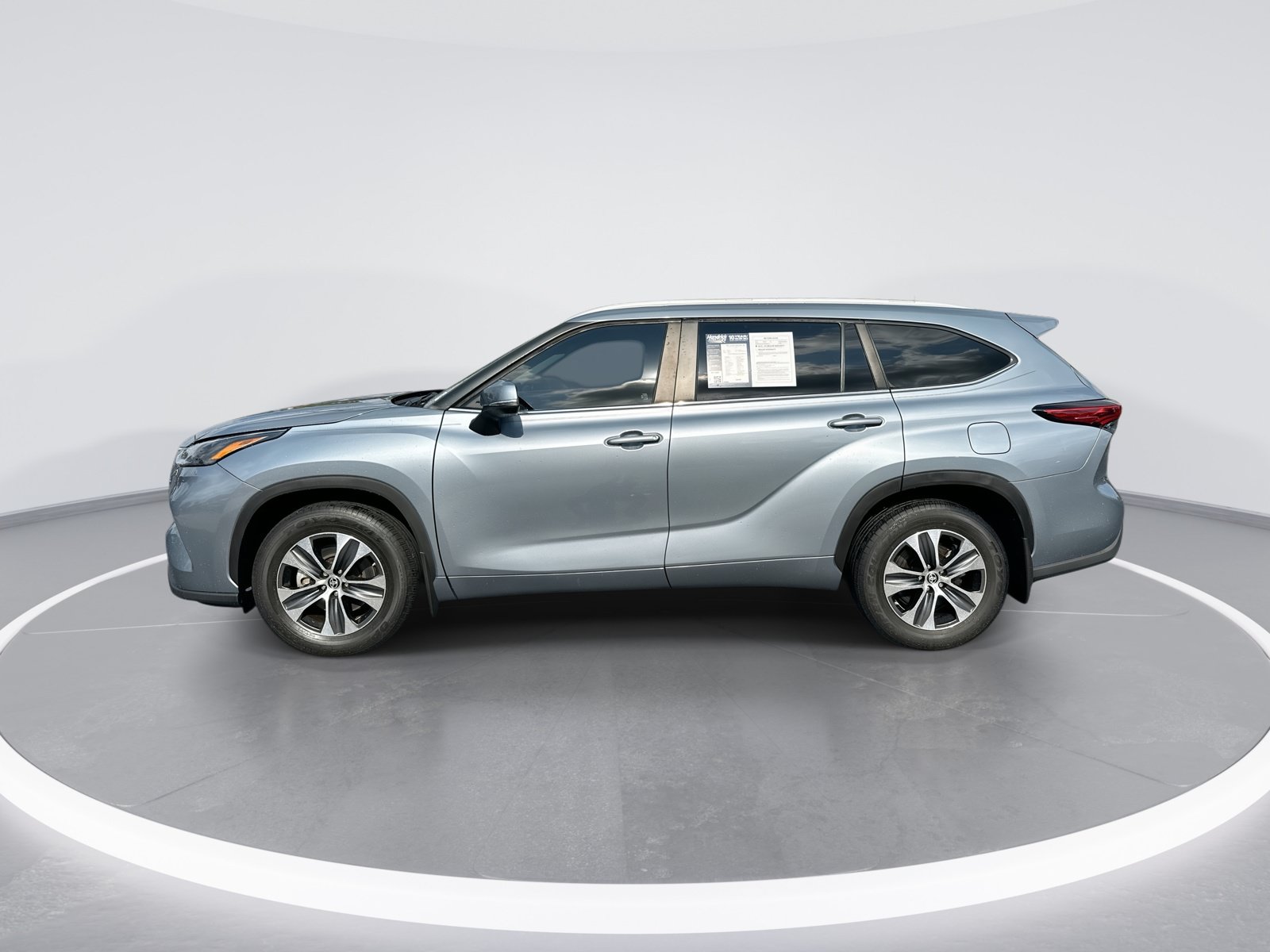 Used 2023 Toyota Highlander XLE FWD image 6