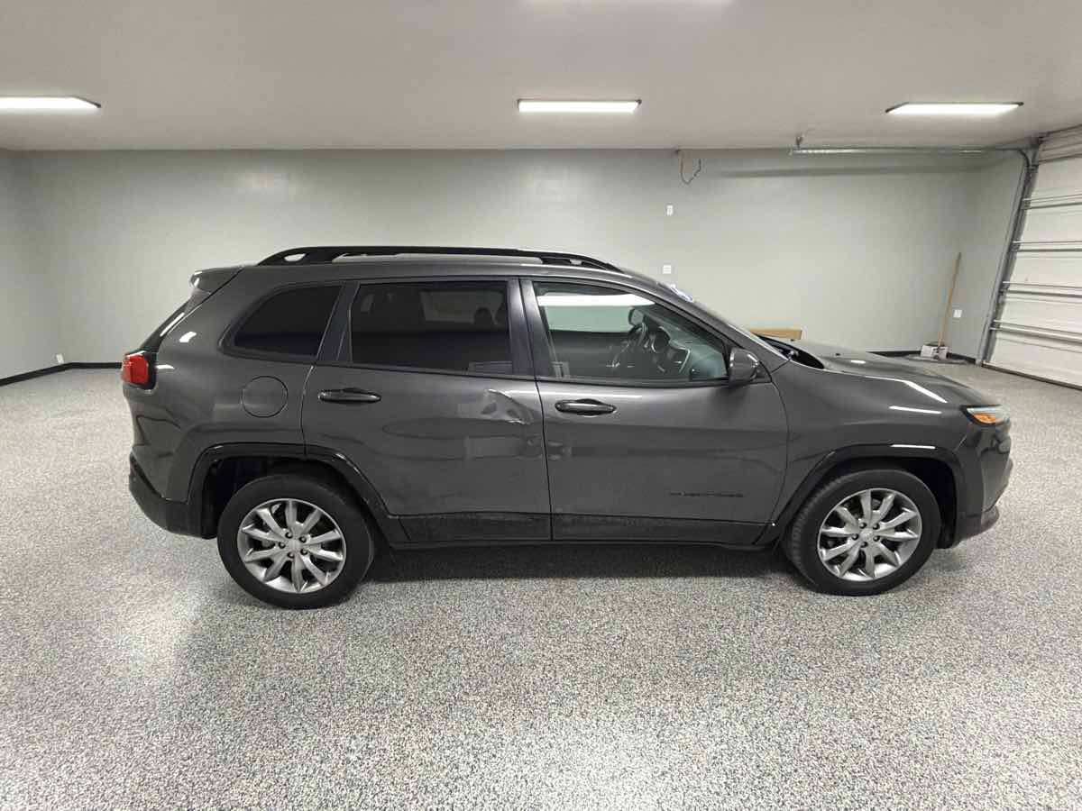 Used 2018 Jeep Cherokee Latitude image 2