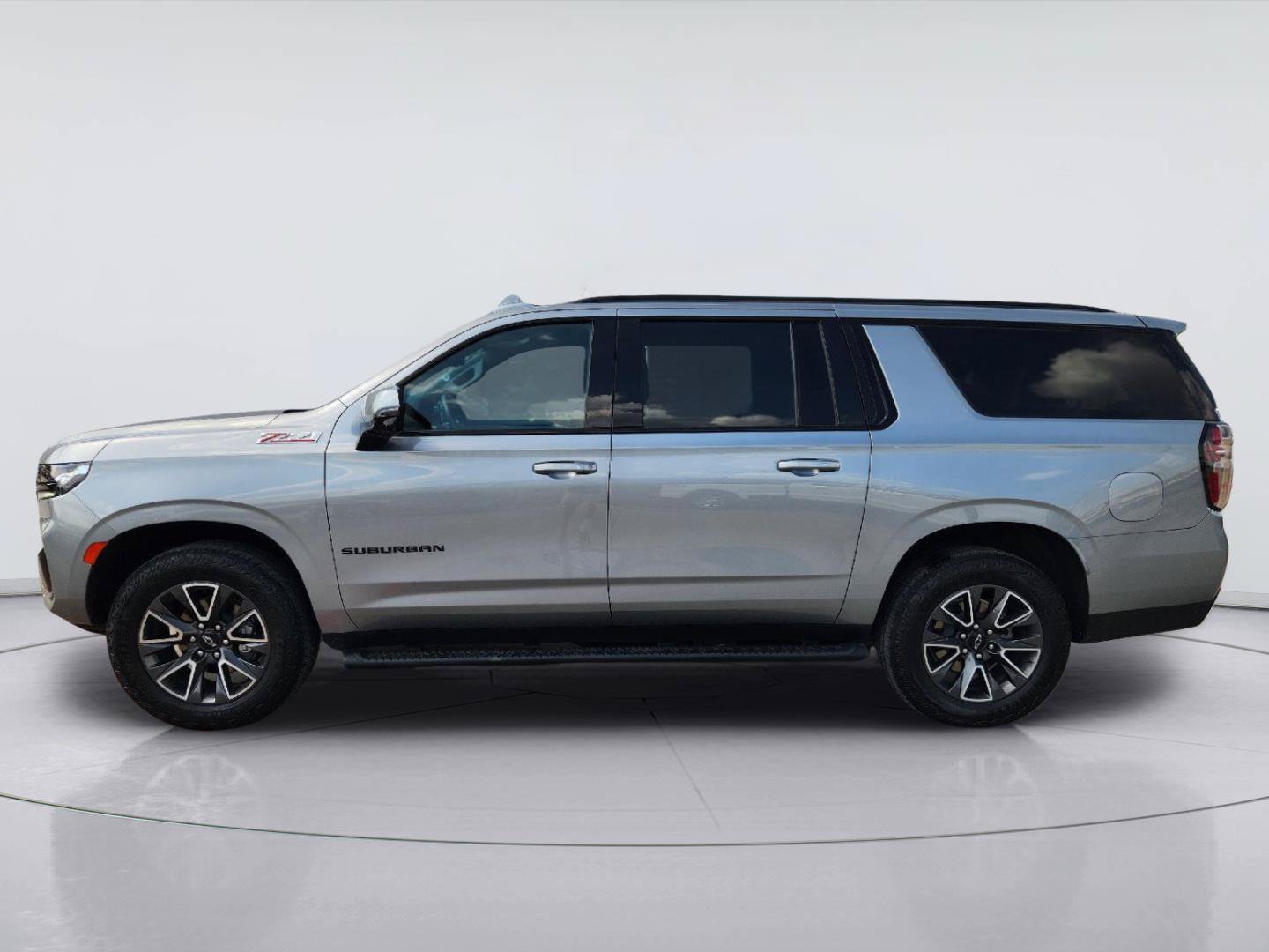 Used 2023 Chevrolet Suburban Z71 w/ Luxury Package AWD/4WD image 4