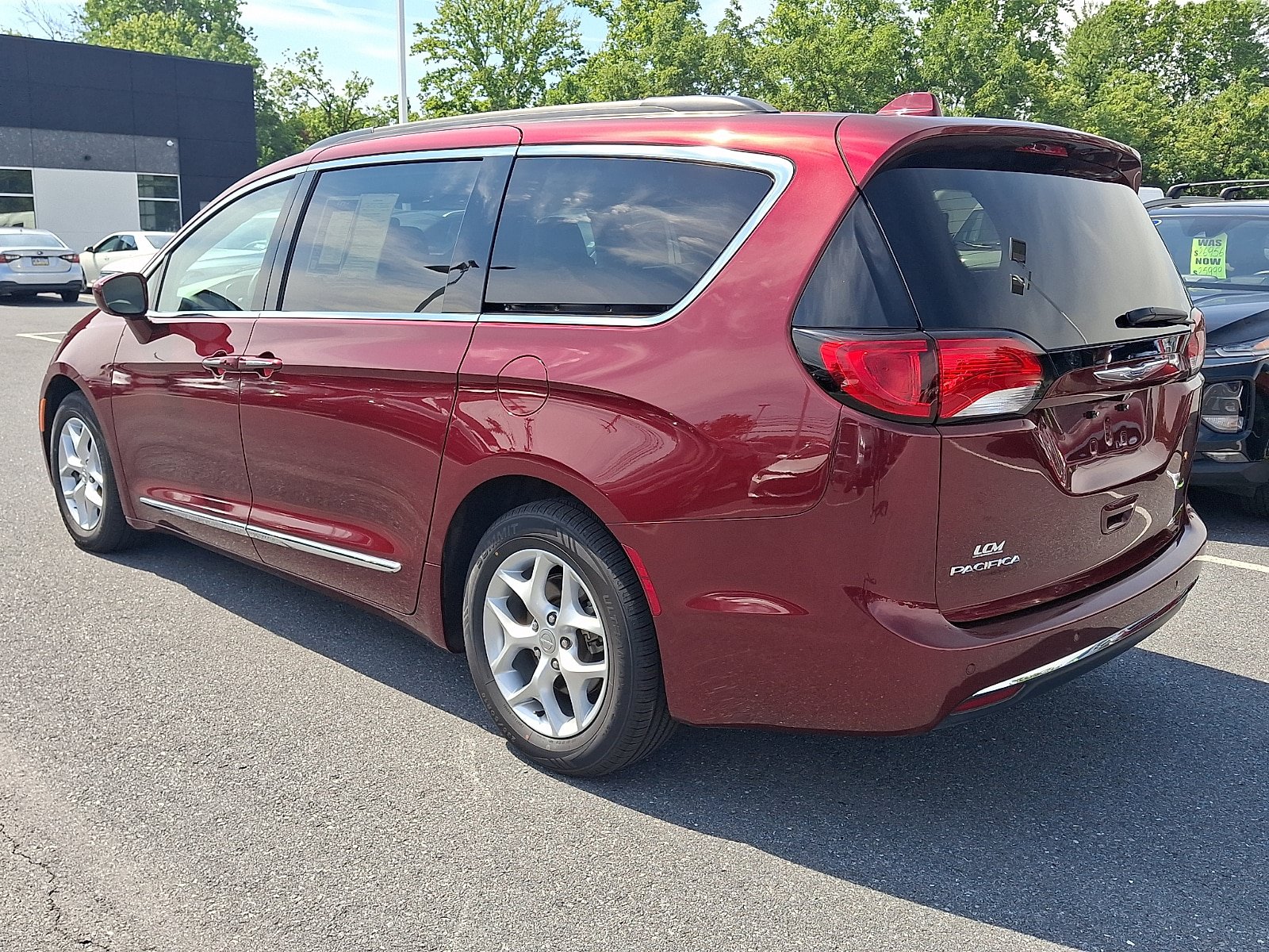 Used 2017 Chrysler Pacifica Touring-L w/ Tire & Wheel Group FWD image 6