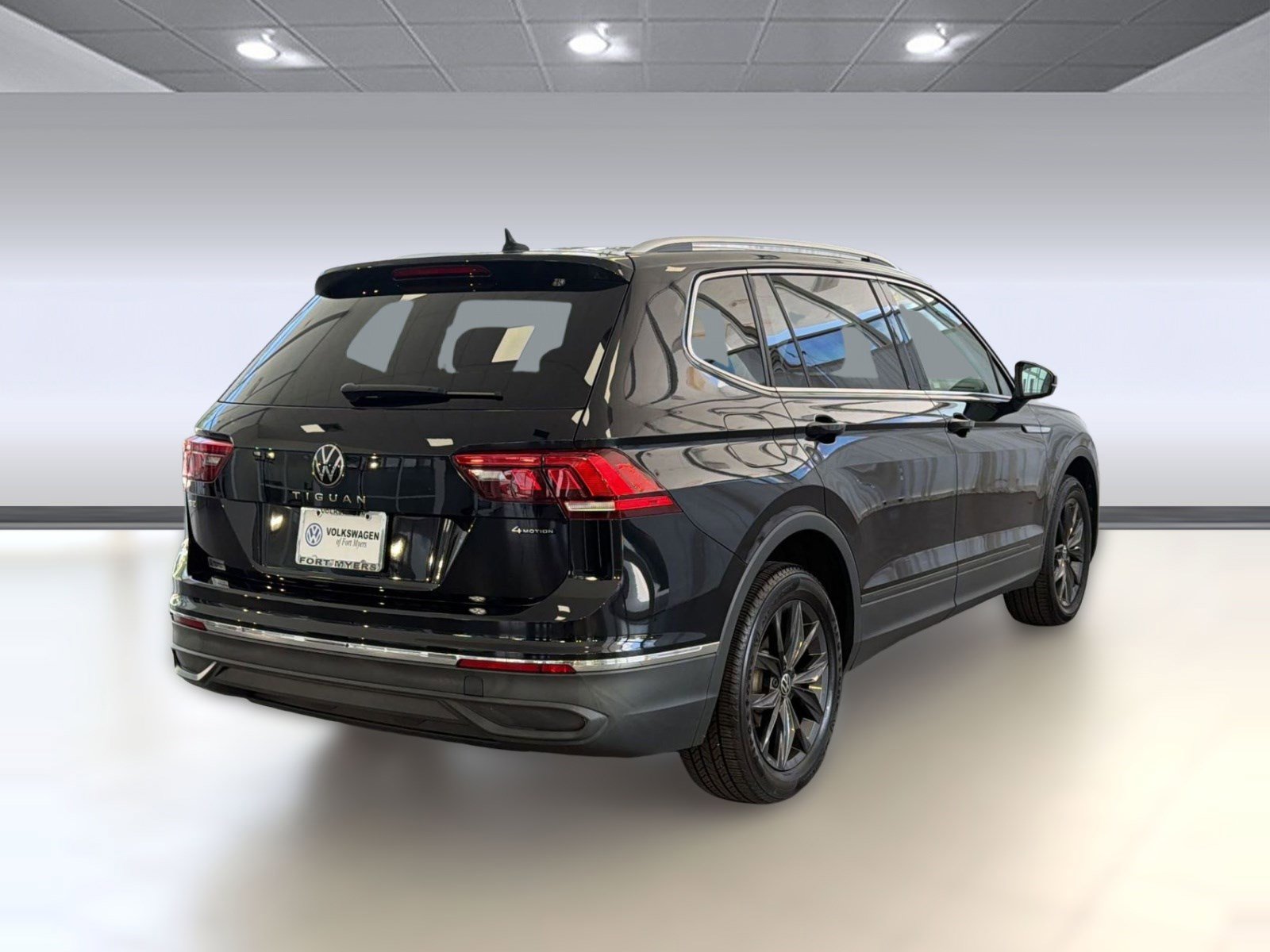 Certified 2024 Volkswagen Tiguan SE image 9