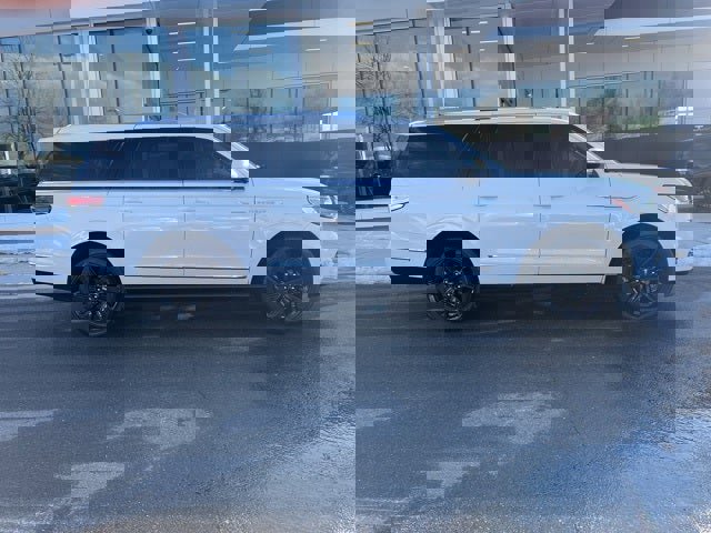 Used 2023 Lincoln Navigator L Reserve image 9