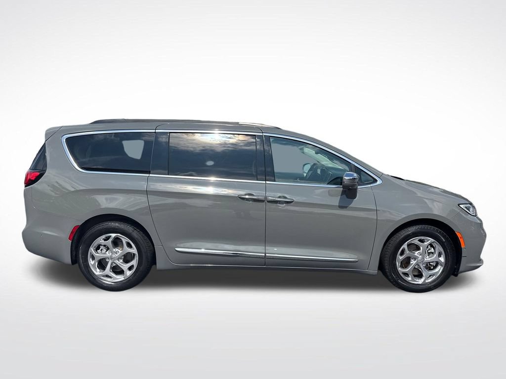 Used 2022 Chrysler Pacifica Limited FWD image 6