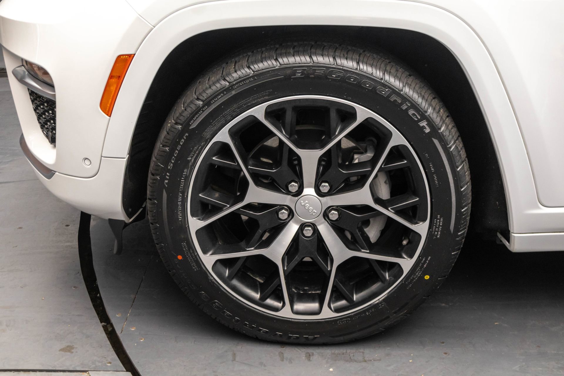 Used 2022 Jeep Grand Cherokee Summit AWD/4WD image 46