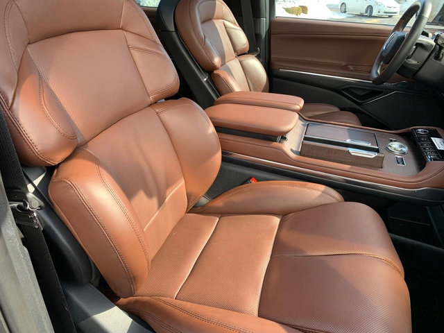 Certified 2025 Lincoln Navigator Reserve image 13