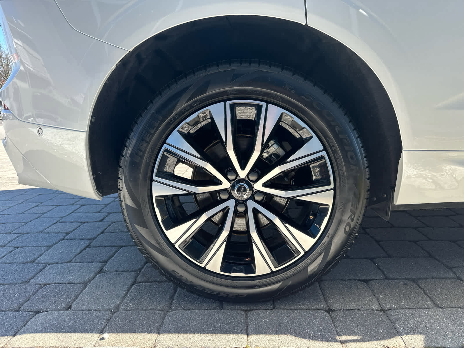 Used 2025 Volvo XC60 B5 Plus image 30