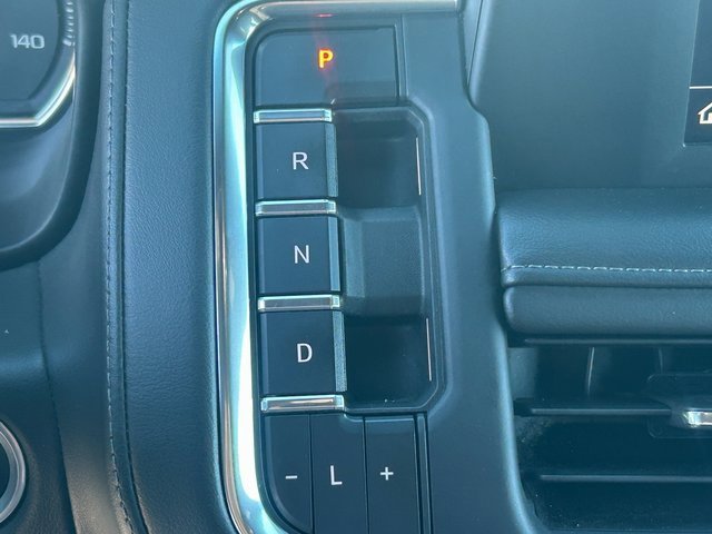 Used 2022 Chevrolet Suburban 4WD image 14