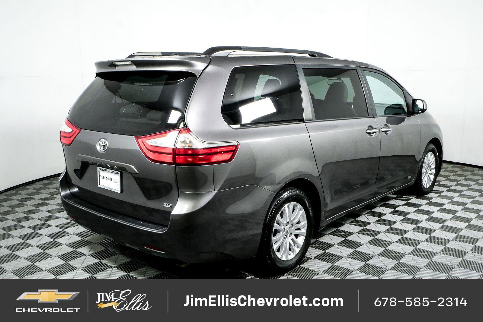 Used 2016 Toyota Sienna XLE FWD image 3