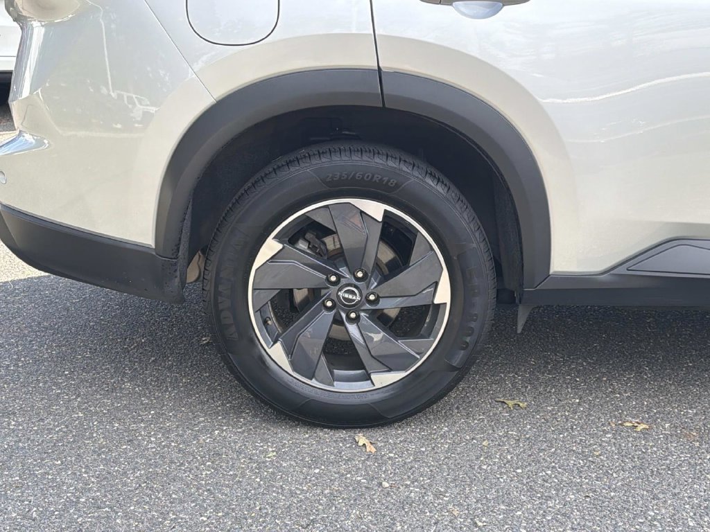 Used 2024 Nissan Rogue SV AWD/4WD image 10