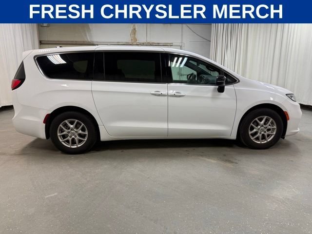 Used 2025 Chrysler Pacifica Select FWD image 3