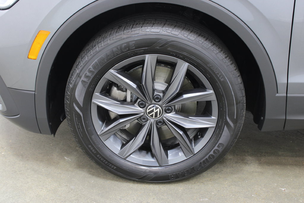 Used 2024 Volkswagen Tiguan SE w/ Panoramic Sunroof Package FWD image 28