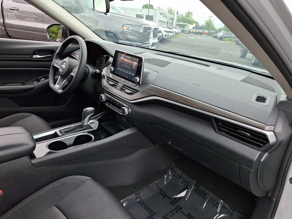 Used 2024 Nissan Altima 2.5 SV FWD image 11