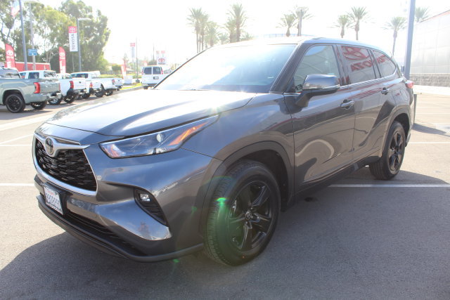 Used 2022 Toyota Highlander LE FWD image 5