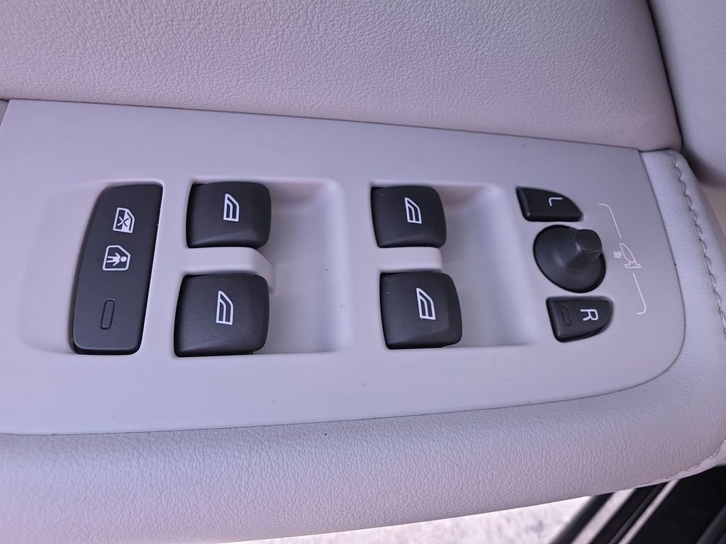 Used 2023 Volvo XC60 B5 Plus image 32