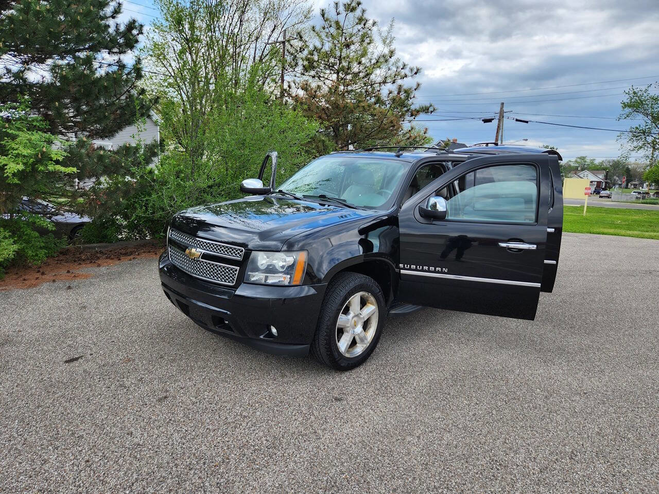 Used 2011 Chevrolet Suburban LTZ AWD/4WD image 12