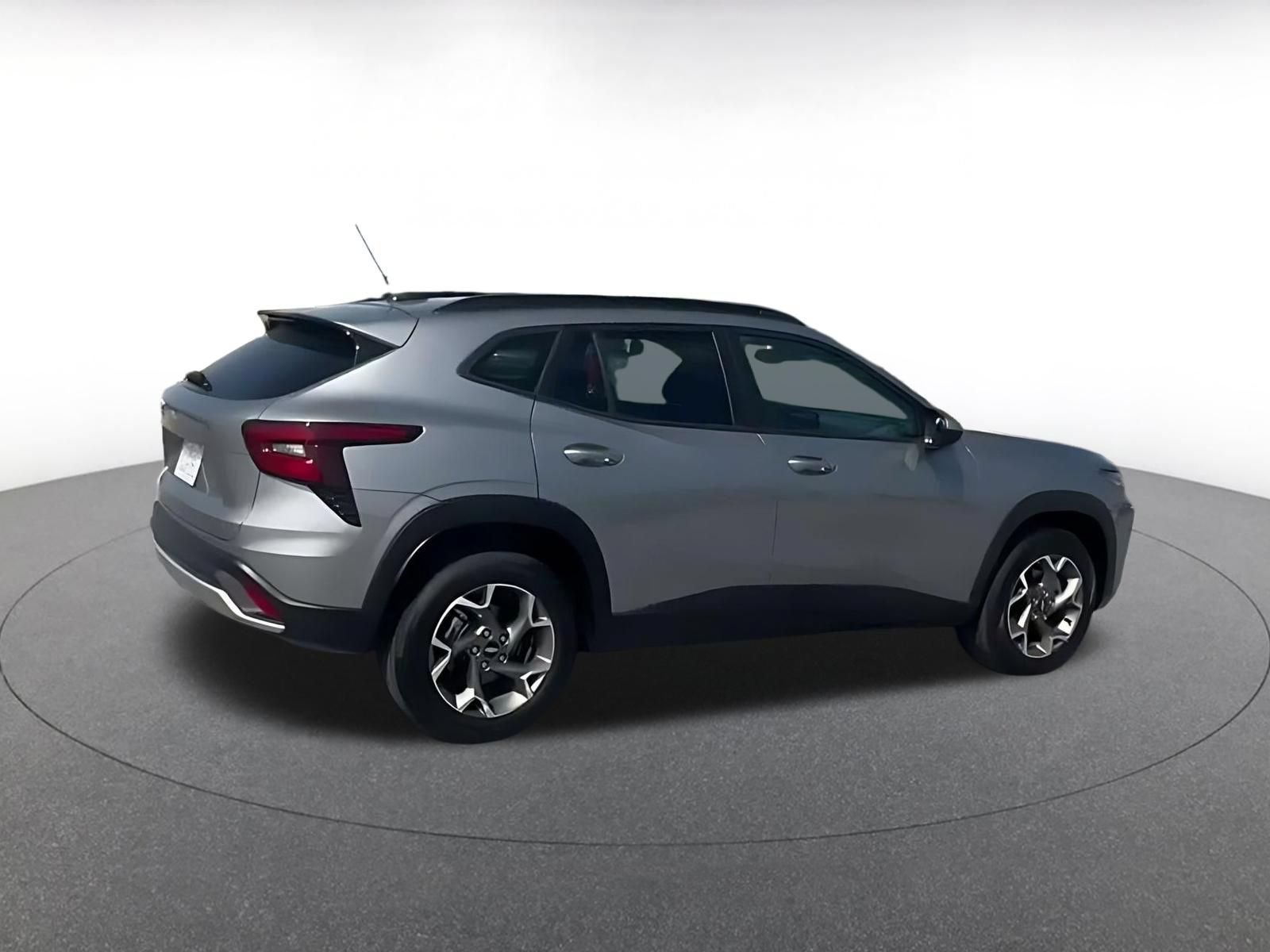 Used 2025 Chevrolet Trax LT FWD image 11